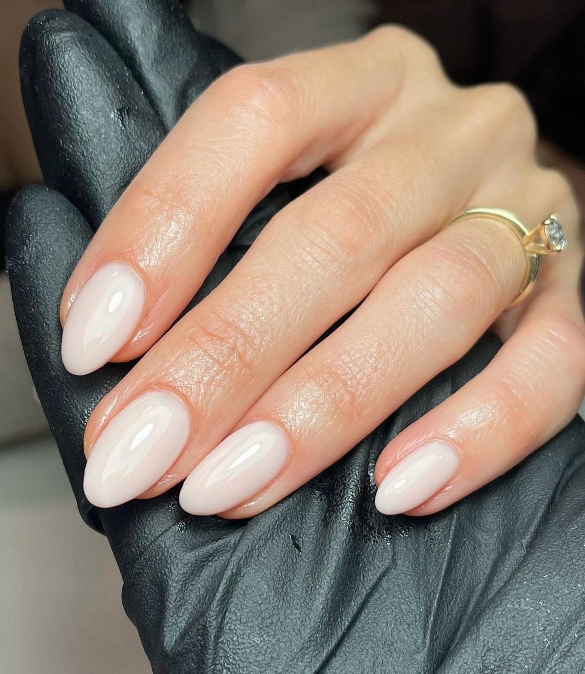 Coconut Latte Nails: Το νέο χρώμα στο μανικιούρ που έγινε το απόλυτο καλοκαιρινό trend- Ιδέες να το υιοθετήσεις