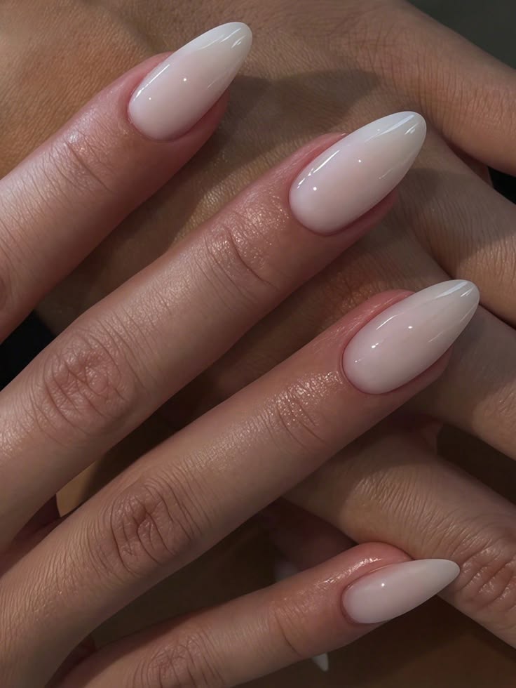 Coconut Latte Nails: Το νέο χρώμα στο μανικιούρ που έγινε το απόλυτο καλοκαιρινό trend- Ιδέες να το υιοθετήσεις