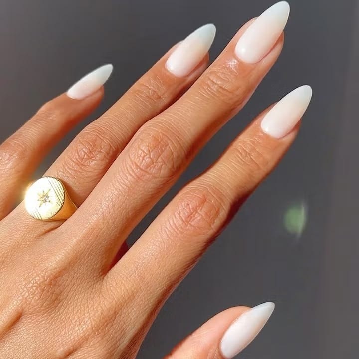 Coconut Latte Nails: Το νέο χρώμα στο μανικιούρ που έγινε το απόλυτο καλοκαιρινό trend- Ιδέες να το υιοθετήσεις