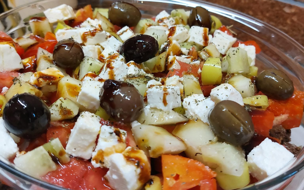 Light ντακοσαλάτα με παξιμάδια χαρουπιού και ανθότυρο