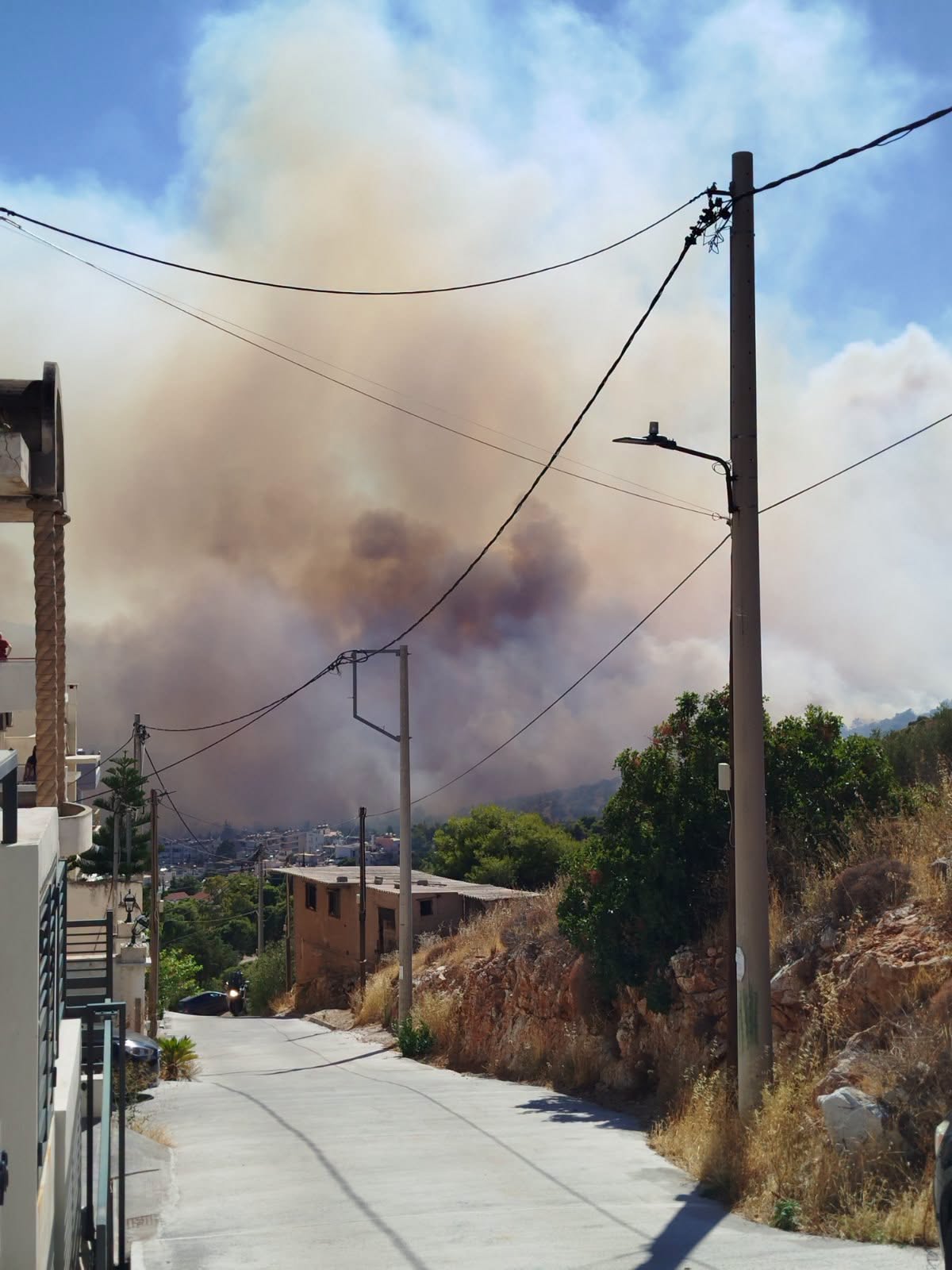Φωτια Αιγάλεω : Από σπίτι σε σπίτι οι Αστυνομικοί για να απομακρύνουν τους κατοίκους-Εκκενώνεται το Ψυχιατρικό Νοσοκομείο Αττικής στο Δαφνί