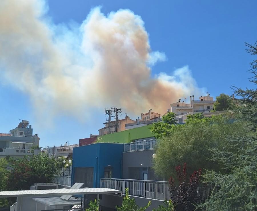 Φωτια Αιγάλεω : Από σπίτι σε σπίτι οι Αστυνομικοί για να απομακρύνουν τους κατοίκους-Εκκενώνεται το Ψυχιατρικό Νοσοκομείο Αττικής στο Δαφνί