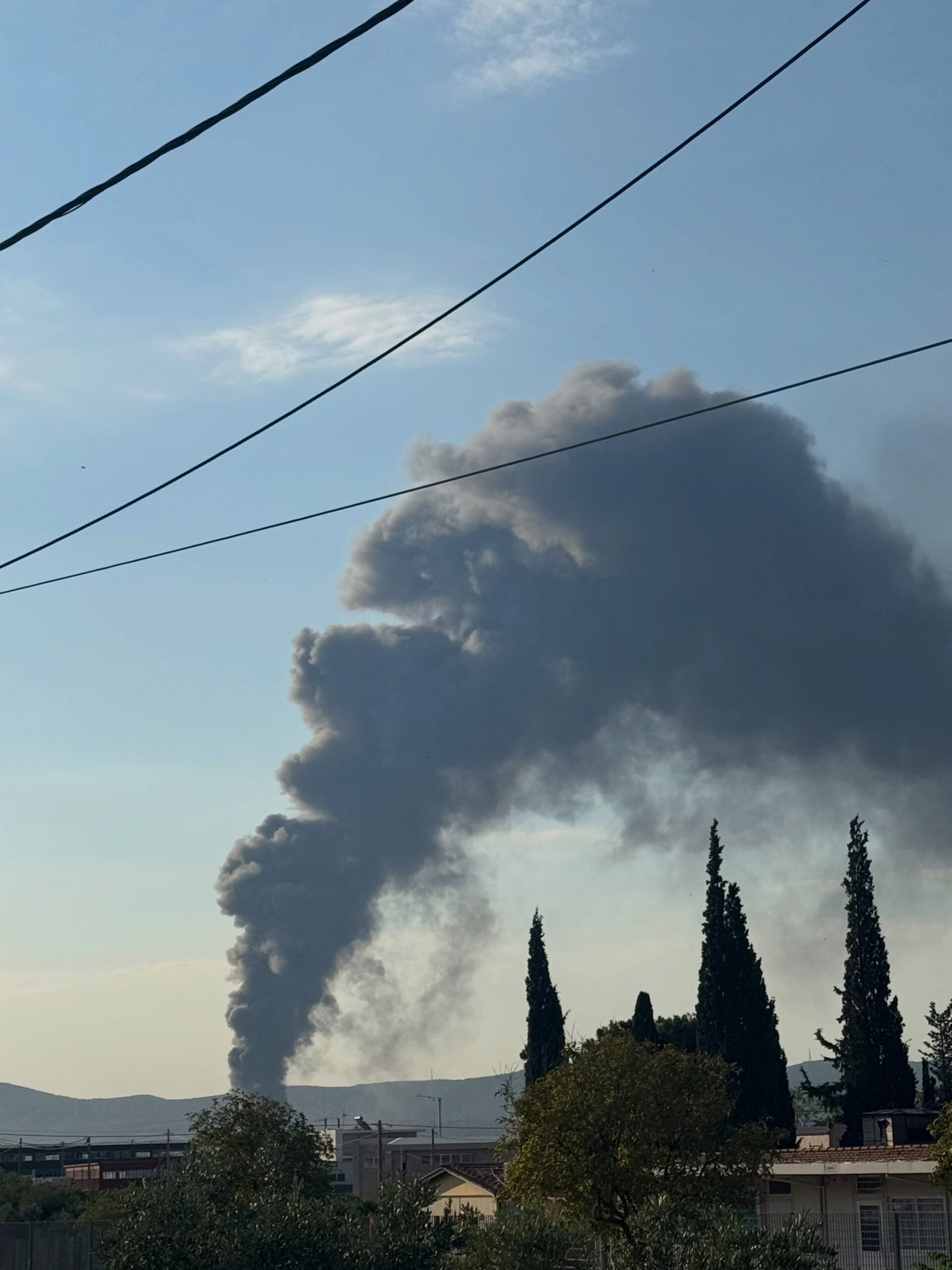 Φωτιά στον Ασπρόπυργο: Συναγερμός για δεξαμενή προπανίου- 6 σοβαρά τραυματίες και πολλές εκρήξεις στον χώρο
