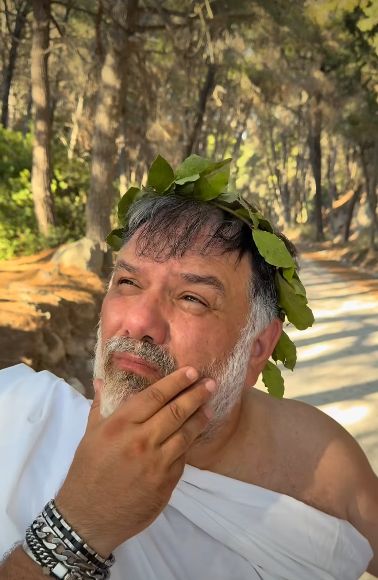 Ο Γρηγόρης Αρναούτογλου μεταμφιέστηκε σε αρχαίο Έλληνα και έγινε viral στο Instagram (βίντεο)
