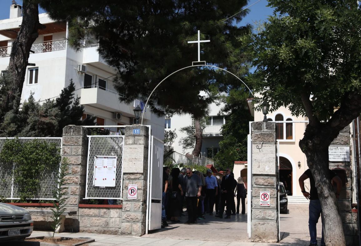 Κηδεία Λορέντζο Καριέρε: Το τελευταίο σπαρακτικό αντίο- Δραματική φιγούρα η γυναίκα του