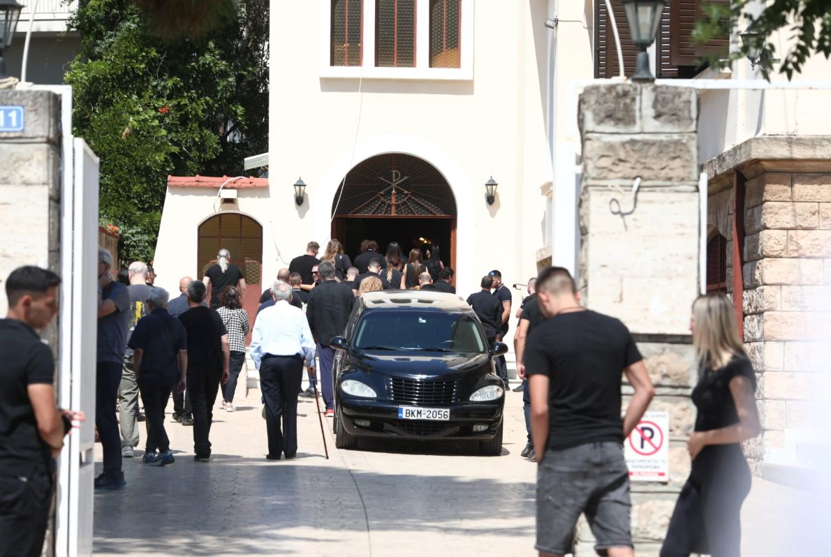 Κηδεία Λορέντζο Καριέρε: Το τελευταίο σπαρακτικό αντίο- Δραματική φιγούρα η γυναίκα του
