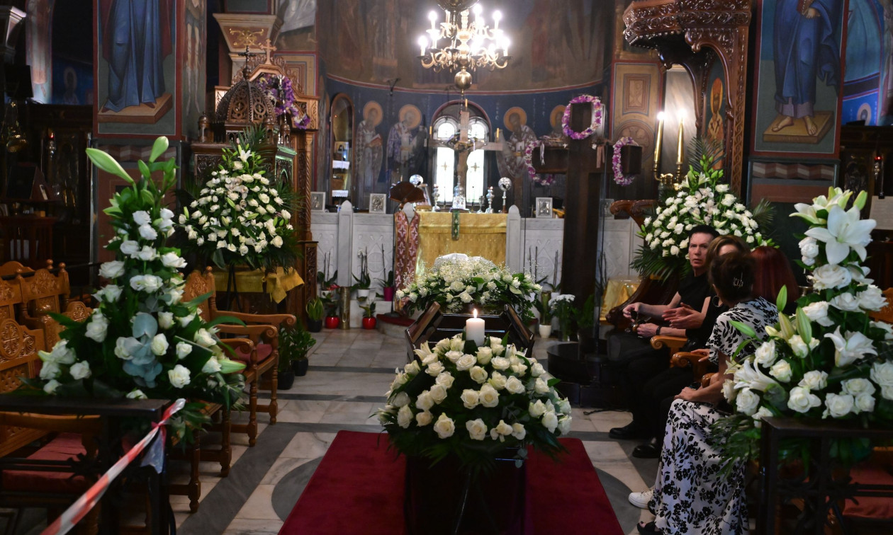 Κηδεία Μαίρης Λίντα: Τραγική φιγούρα η κόρη της στο σπαρακτικό τελευταίο αντίο της μεγάλης ερμηνεύτριας