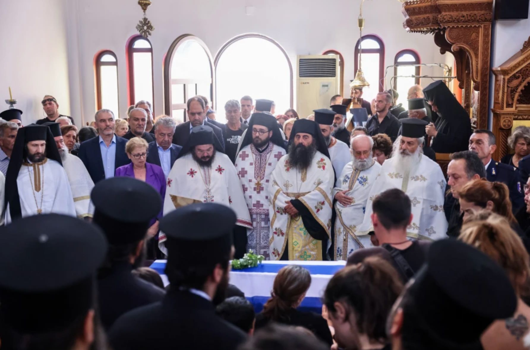 Κηδεία Ρέθυμνο: Σπαραγμός στο τελευταίο αντίο του 25χρονου πυροσβέστη- Τυλιγμένος με τη γαλανόλευκη ραγίζει καρδιές(Φωτο και βίντεο)