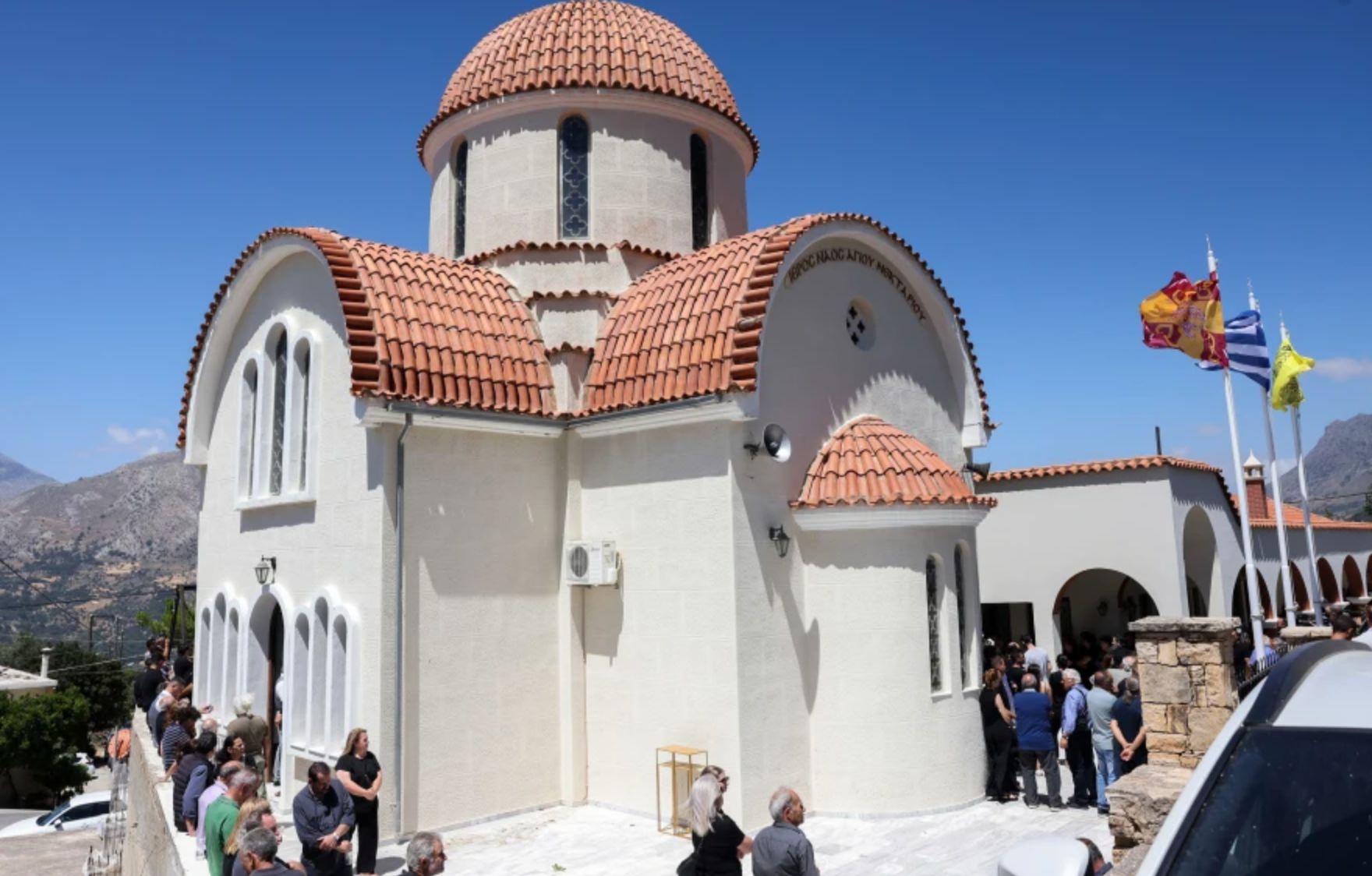 Κηδεία Ρέθυμνο: Σπαραγμός στο τελευταίο αντίο του 25χρονου πυροσβέστη- Τυλιγμένος με τη γαλανόλευκη ραγίζει καρδιές(Φωτο και βίντεο)