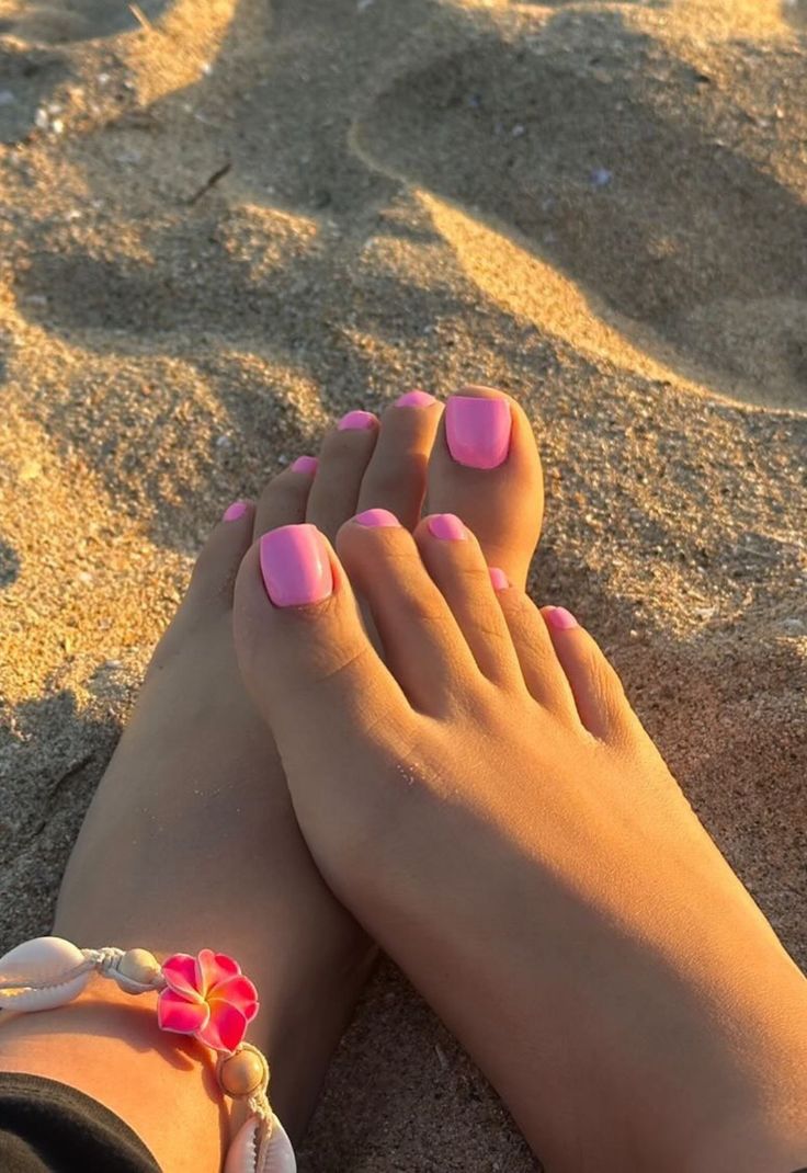 Ξέχνα το λευκό! Το Bubblegum Pink είναι η No1 τάση στο πεντικιούρ για τις διακοπές