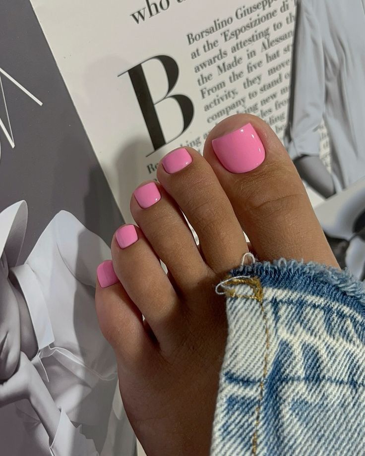 Ξέχνα το λευκό! Το Bubblegum Pink είναι η No1 τάση στο πεντικιούρ για τις διακοπές