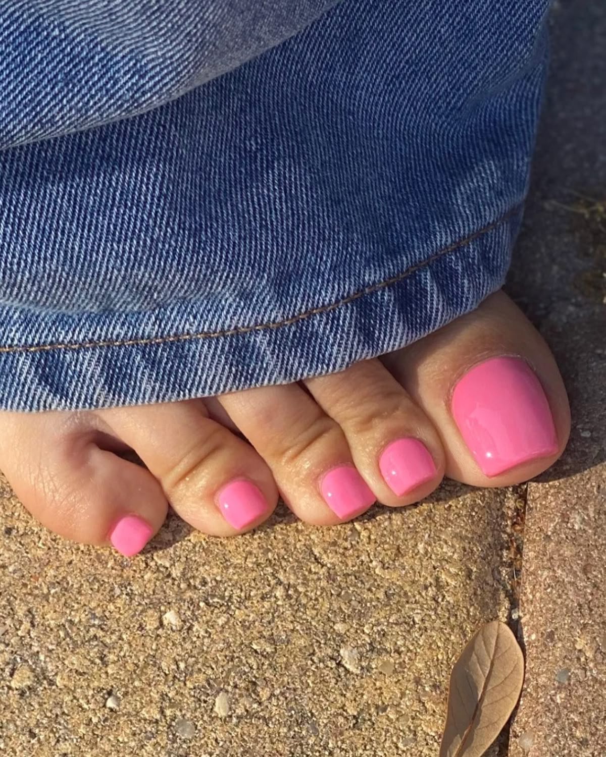 Ξέχνα το λευκό! Το Bubblegum Pink είναι η No1 τάση στο πεντικιούρ για τις διακοπές