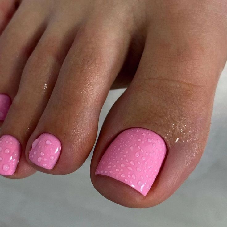 Ξέχνα το λευκό! Το Bubblegum Pink είναι η No1 τάση στο πεντικιούρ για τις διακοπές