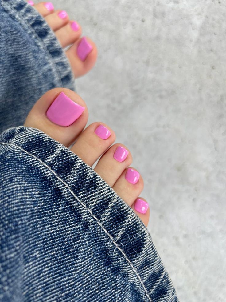 Ξέχνα το λευκό! Το Bubblegum Pink είναι η No1 τάση στο πεντικιούρ για τις διακοπές