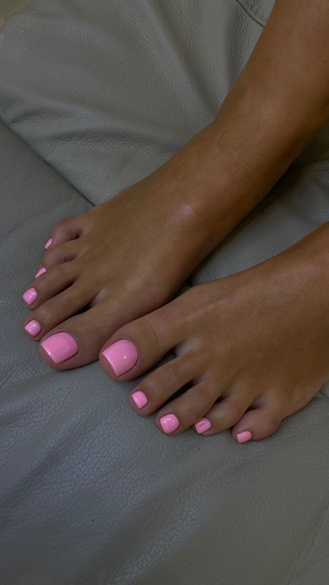 Ξέχνα το λευκό! Το Bubblegum Pink είναι η No1 τάση στο πεντικιούρ για τις διακοπές