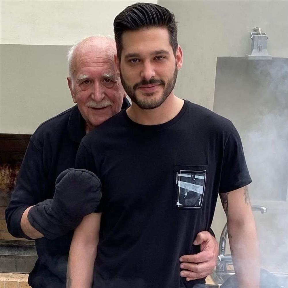 «Να αγκαλιάζετε τους πατεράδες σας»: Η συγκινητική ανάρτηση του Φοίβου Παπαδάκη από το 1999 στη μνήμη του πατέρα του αγγίζει καρδιές (φωτο)