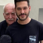 «Να αγκαλιάζετε τους πατεράδες σας»: Η συγκινητική ανάρτηση του Φοίβου Παπαδάκη από το 1999 στη μνήμη του πατέρα του αγγίζει καρδιές (φωτο)