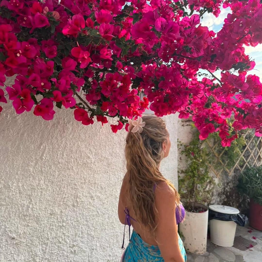 Η Νατάσα Μποφίλιου φόρεσε το bikini στο πιο in χρώμα του Καλοκαιριού και ποζάρει δίχως ίχνος μακιγιάζ