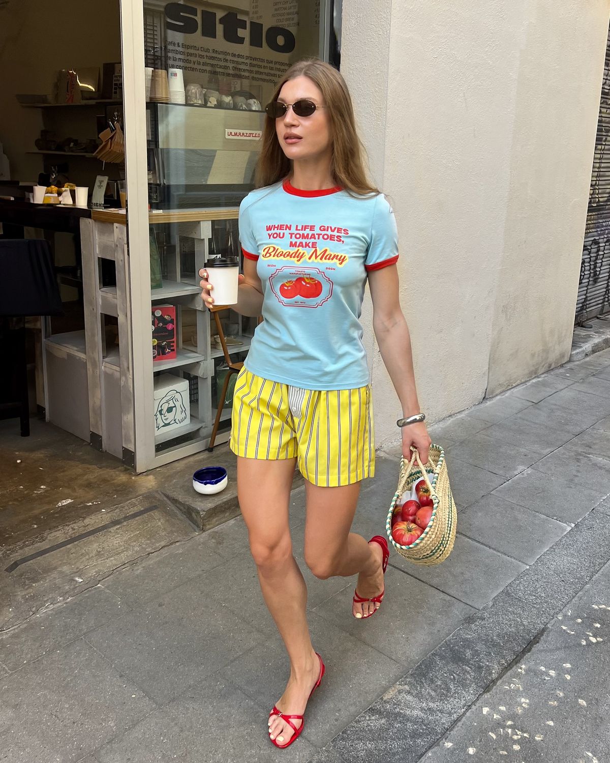 κίτρινο-σορτσάκι-με-ρίγες-και-t-shirt- κίτρινο-σορτσάκι-με-ρίγες-και-t-shirt-