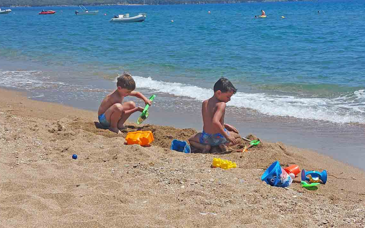 Οι κρυφοί κίνδυνοι στην άμμο: Οι ασθένειες που απειλούν τα παιδιά στην παραλία