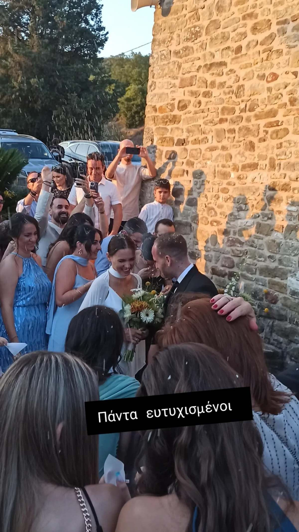 Πασίγνωστη πρωταγωνίστρια του Μπαμπά Σ' αγαπώ ανέβηκε τα σκαλιά της εκκλησίας- Οι φωτογραφίες από τον εντυπωσιακό γάμο της