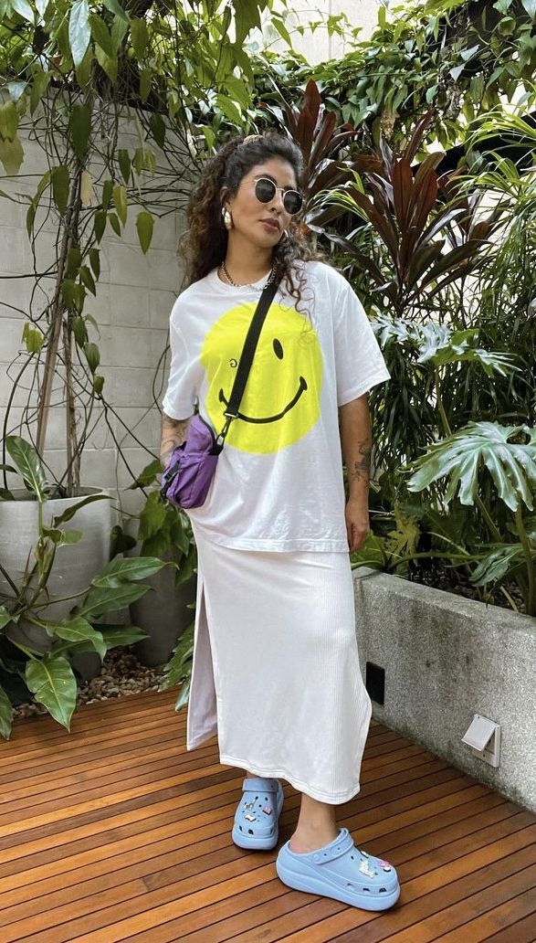 μάξι-φούστα-με-t-shirt-και-θαλασσί crocs-