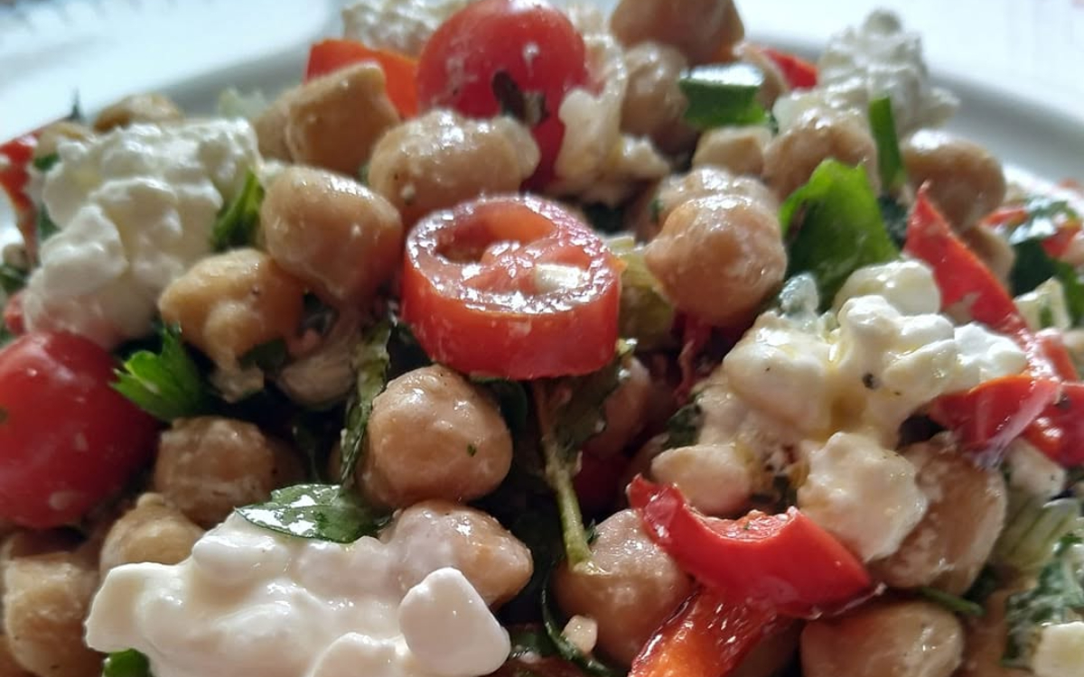 Ρεβιθοσαλάτα με cottage Ρεβιθοσαλάτα-με cottage-