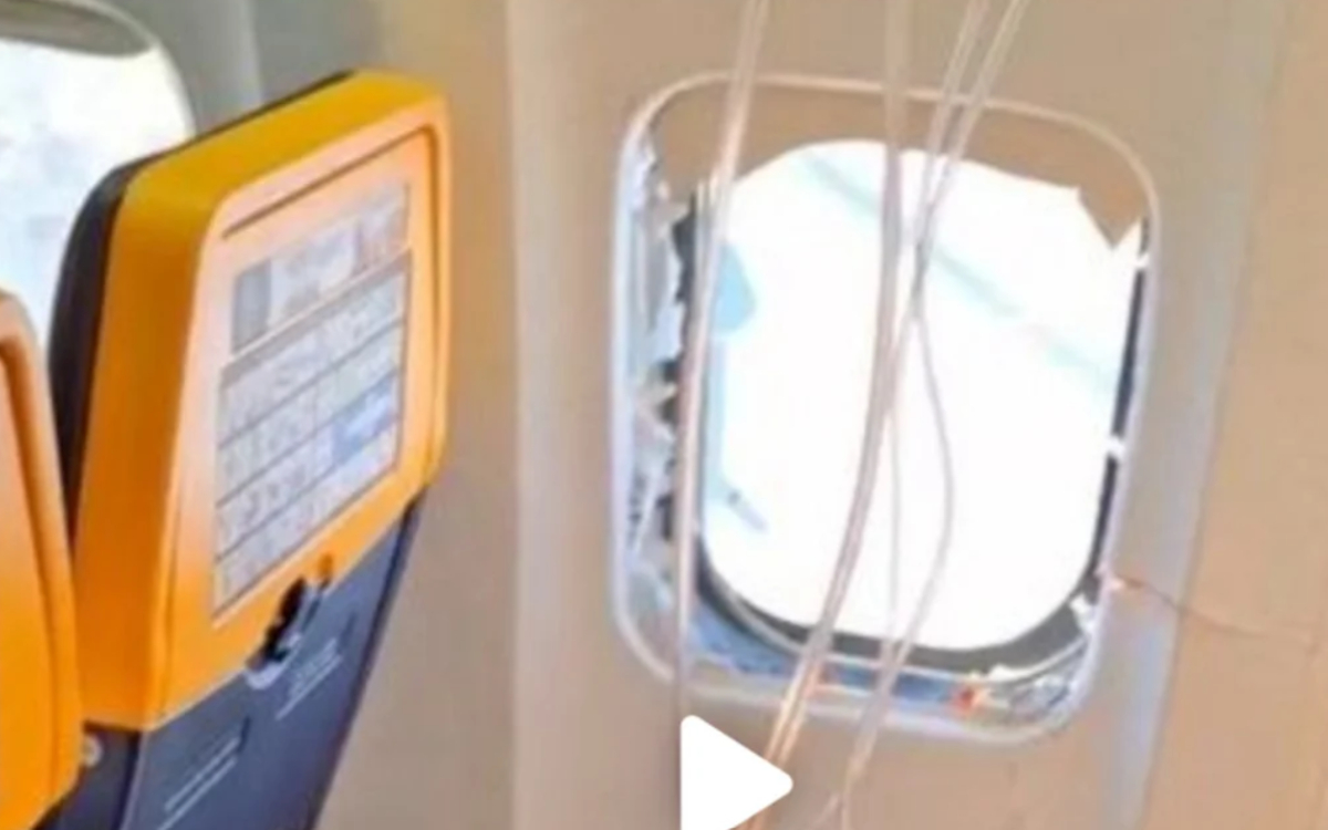 Θρίλερ με τη Ryanair: Η σύζυγος του επιβάτη που κρεμόταν από το παράθυρο τα αποκαλύπτει όλα- «Ο άντρας μου λιποθύμησε τρεις φορές»