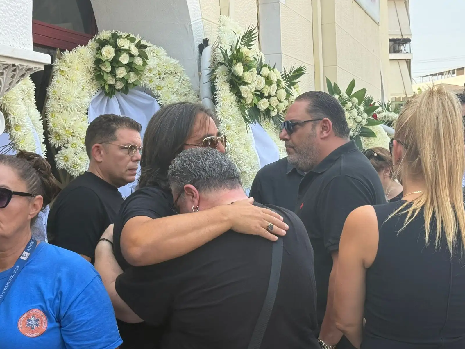 Κηδεία Δημήτρη Κόκοτα : Συντετριμμένη η σύζυγός και η κόρη του στο τελευταίο (Φωτο & video)