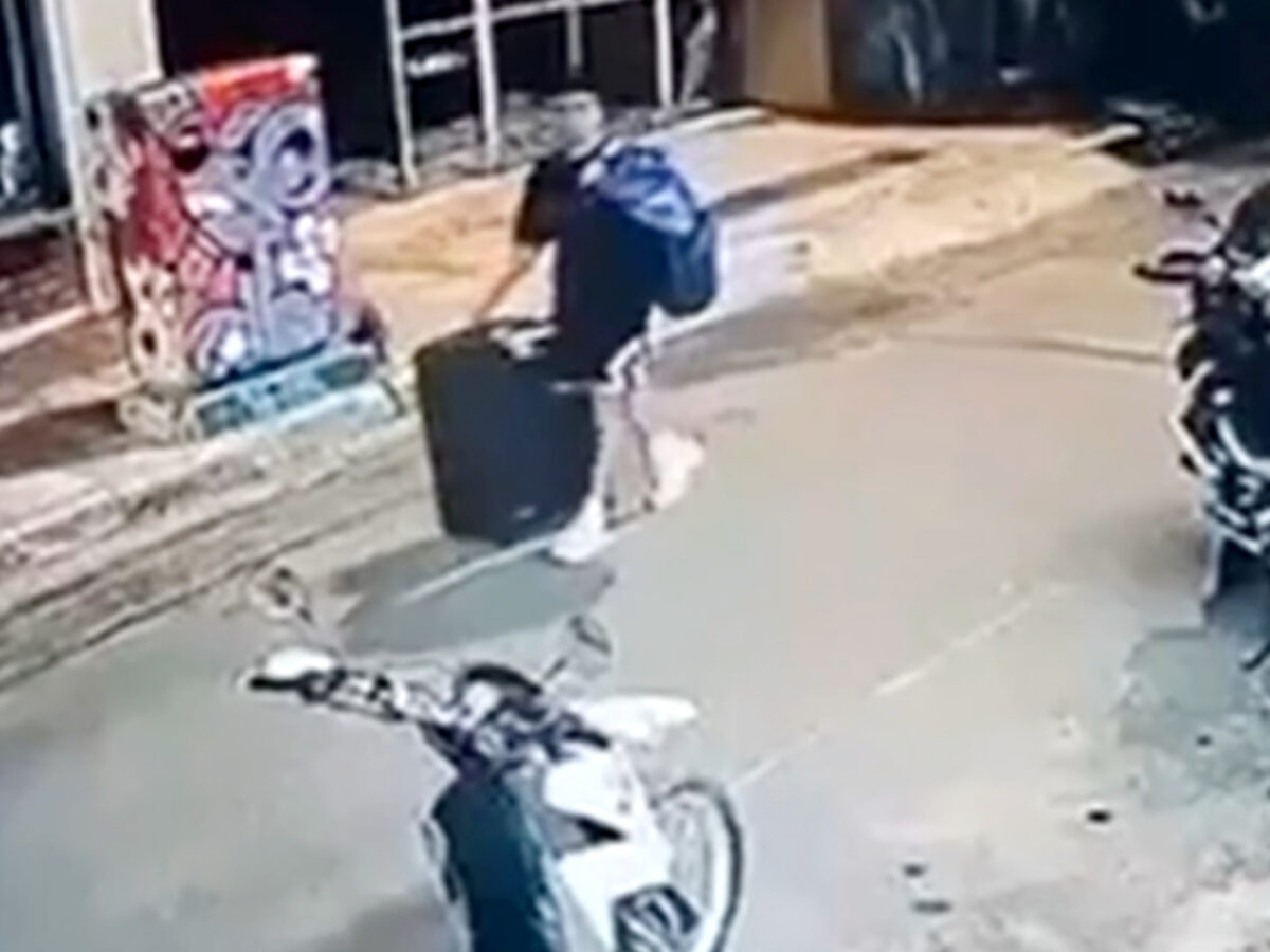 Κυψέλη: Βίντεο ντοκουμέντο από τη στιγμή που ο 26χρονος μεταφέρει τη σορό της 38χρονης με τη βαλίτσα (Βίντεο)