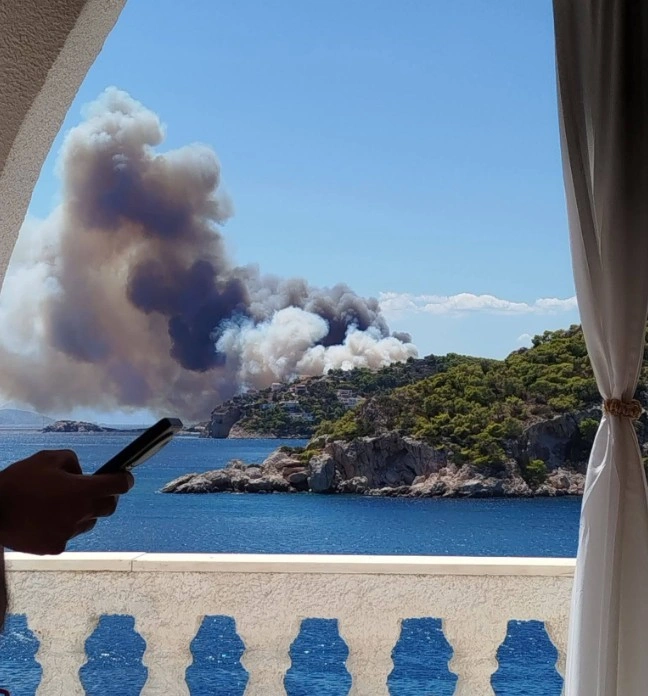 Μεγάλη φωτιά τώρα στη Σαλαμίνα -Καιγόνται σπίτια