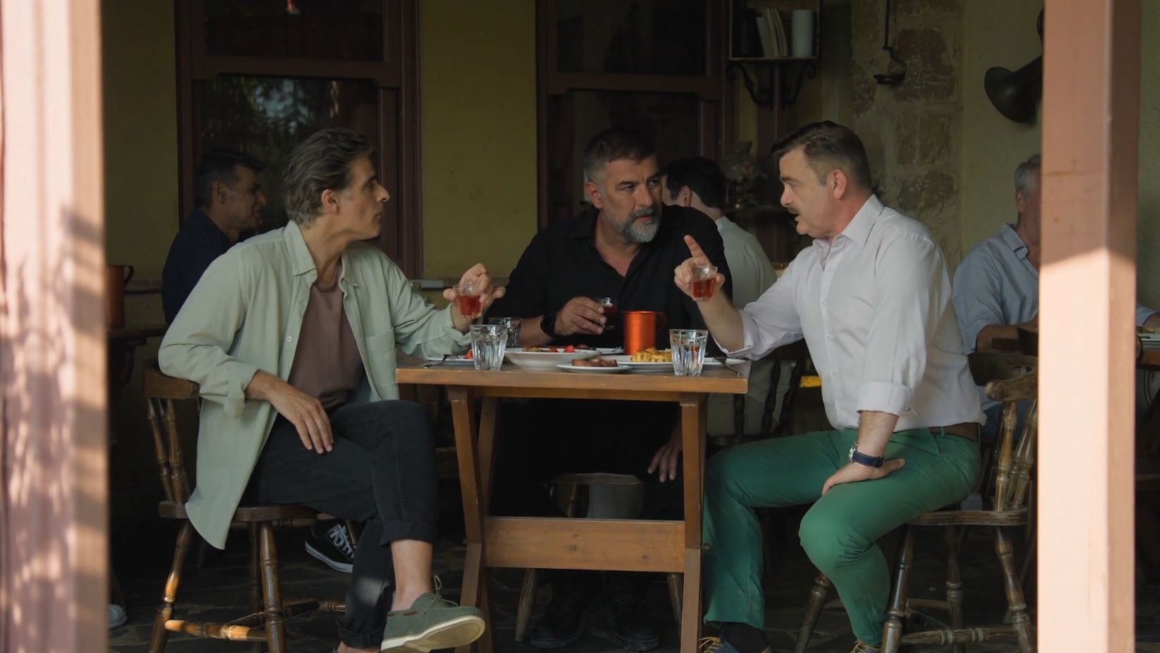 Δυο Μάυρα Πουκάμισα: Αυτό είναι το κρυφο μυστικό-Μανούσος και Σήφης είναι αδέρφια
