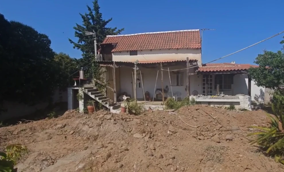 Έκτακτη Είδηση: Βρέθηκε γυναίκα θαμμένη σε αυλή σπιτιού