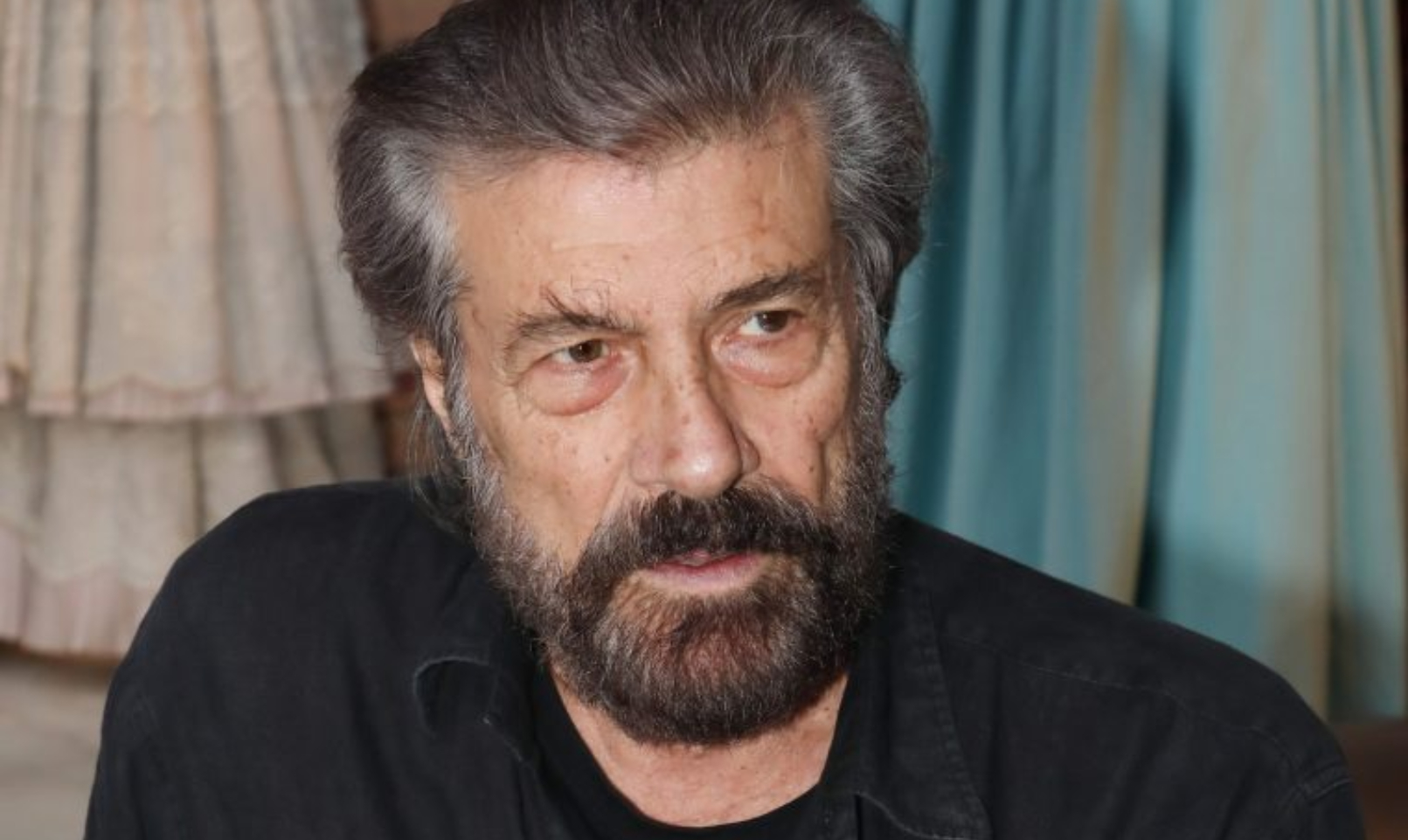 Μαύρα Πουκάμισα: Ο Λευτέρης παθαίνει έμφραγμα και πέφτει αναίσθητος