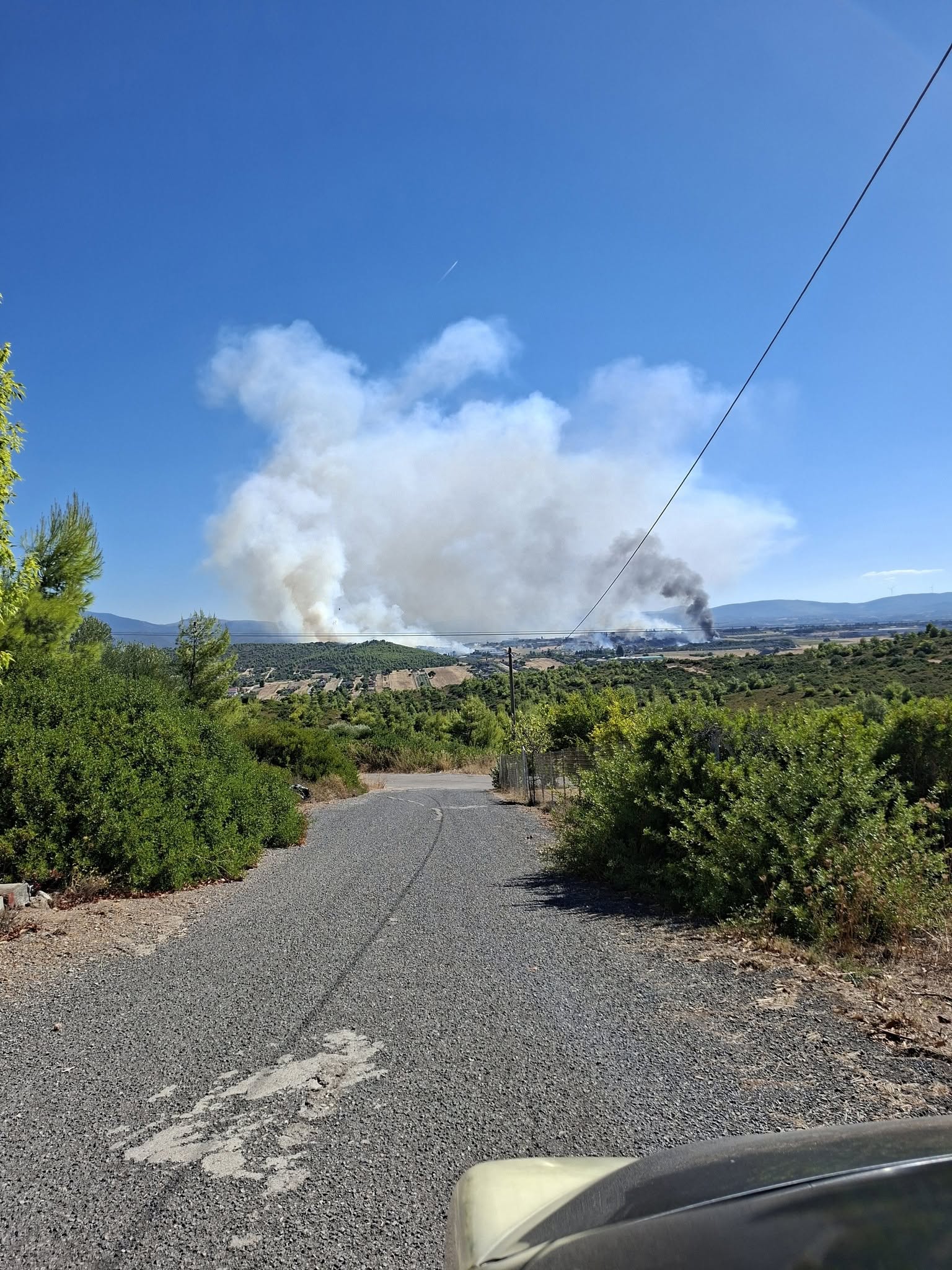 Μεγάλη Φωτιά τώρα στη Τανάγρα μετά τη πτώση του αεροσκάφους- Καίει κοντά σε βιομηχανικές εγκαταστάσεις