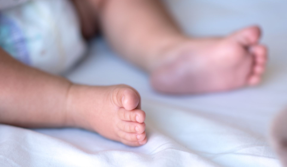 Μεγάλη Τραγωδία: Βρέφος πνίγηκε σε κουβά με νερό και χλωρίνη την ωρα που οι γονείς χάζευαν στο κινητό
