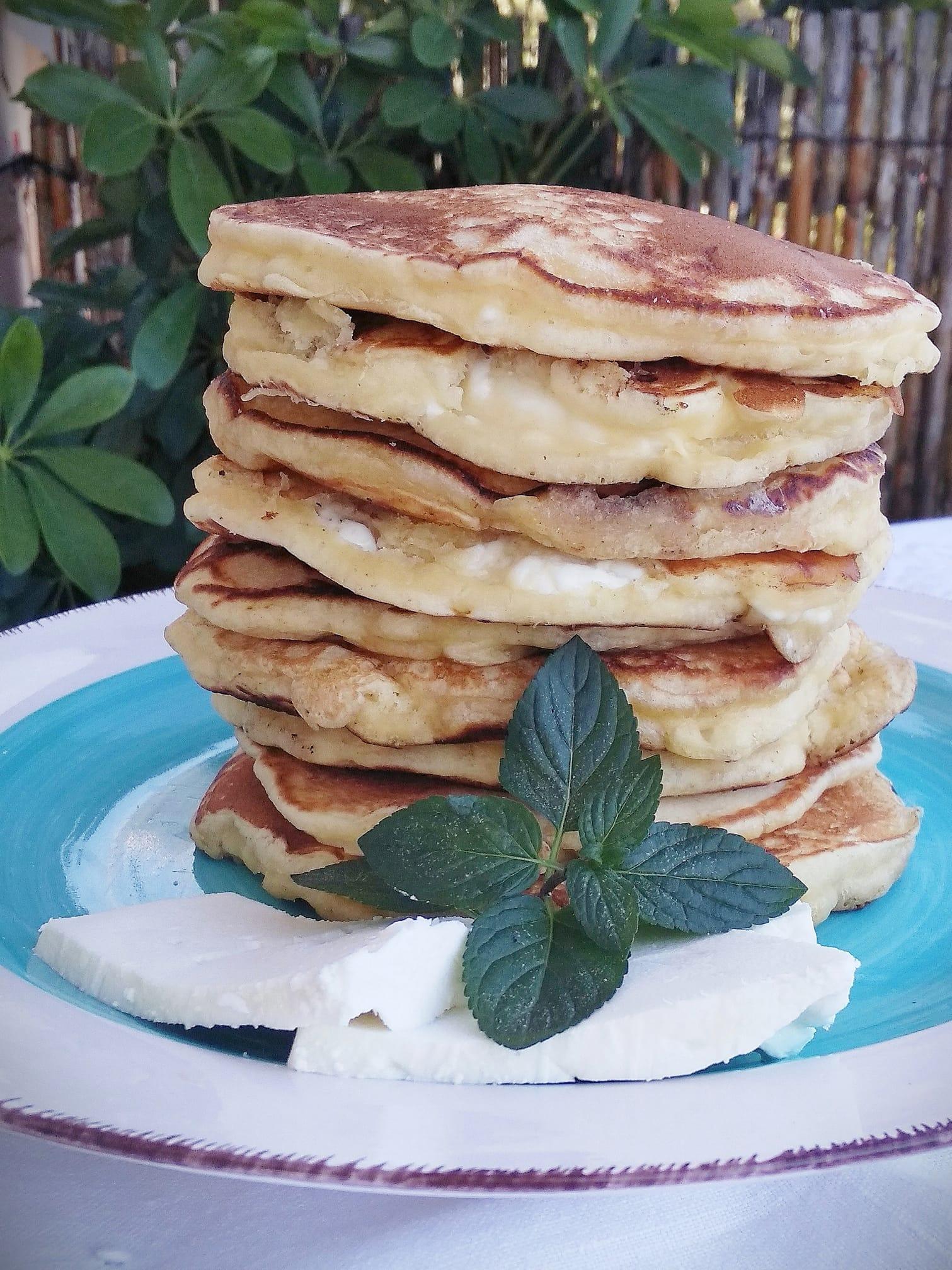 Σχολικό κολατσιό χωρίς αλλαντικά-Αλμυρά pancakes με τυρί φέτα Σχολικό κολατσιό χωρίς αλλαντικά-Αλμυρά pancakes με τυρί φέτα