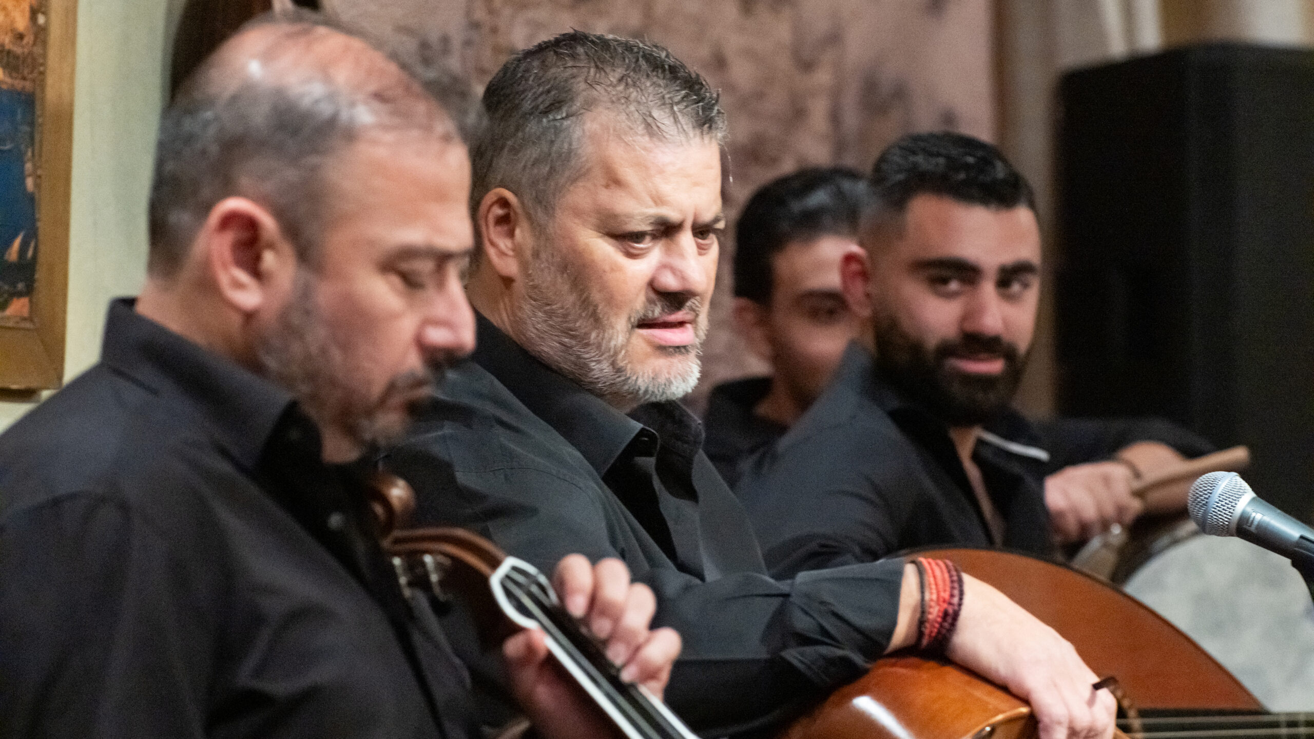 Δύο Μαύρα Πουκάμισα επόμενα επεισόδια: 25, 26, 27, 28, 29