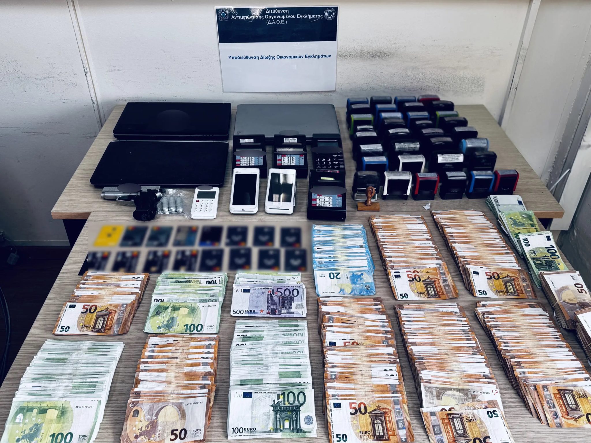 Κύκλωμα Φίλιππου Καμπούρη: Πετρέλης, Αδαμαντίδης, Θώδη, Ηλιάδη, Στανίση και ακόμη 8 τραγουδιστές εμφανίζονταν ως ασφαλισμένοι -Η ανακοίνωση της ΕΛΑΣ 2 Κύκλωμα Φίλιππου Καμπούρη: Πετρέλης, Αδαμαντίδης, Θώδη, Ηλιάδη, Στανίση και ακόμη 8 τραγουδιστές εμφανίζονταν ως ασφαλισμένοι -Η ανακοίνωση της ΕΛΑΣ