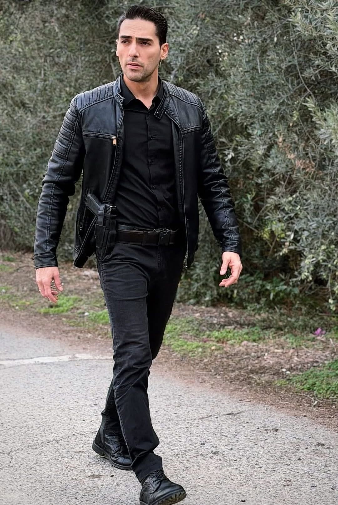 Μπλε Ώρες: Ο μυστηριώδης Στέφανος βγαίνει από τις σκιές- Ποιον θέλει να εκδικηθεί; 3 Μπλε Ώρες: Ο μυστηριώδης Στέφανος βγαίνει από τις σκιές- Ποιον θέλει να εκδικηθεί;